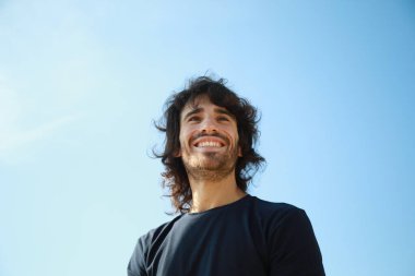 Genç Adam Doğada Yüz İfadesi Yapıyor.