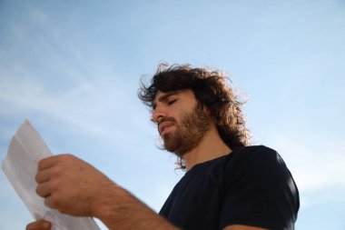 Korkak Adam, parkta bir suçludan çalınmadan önce ellerini kaldırır..