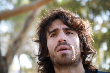 Uzun Saçlı Dalgın Adam Kaldırımda Oturuyor Borçları Yansıtıyor. 