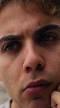 Doğada farklı yüz ifadeleri yapan bir çocuk..