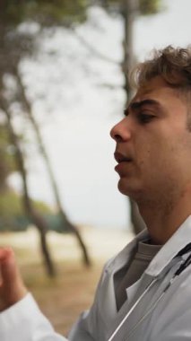 Doğada farklı yüz ifadeleri yapan bir çocuk..