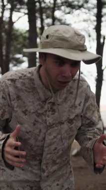 Doğada farklı yüz ifadeleri yapan bir çocuk..