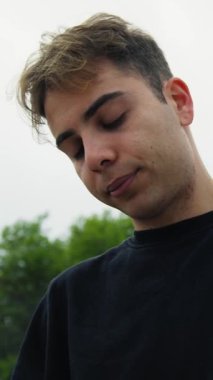 Doğada farklı yüz ifadeleri yapan bir çocuk..