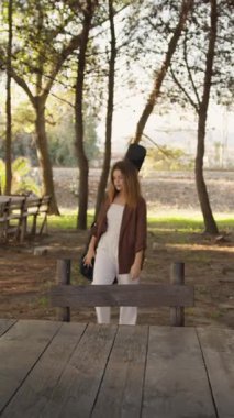 Sahilin yanındaki doğada bas gitar çalan bir kız..