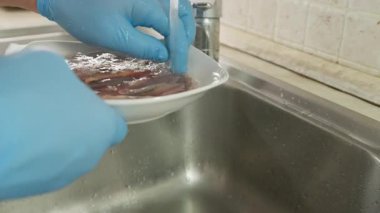 Şef evinde İtalyan balığı yemeği pişiriyor..