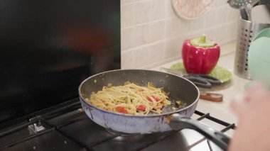 Şef evinde İtalyan balığı yemeği pişiriyor..