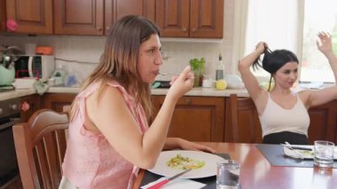 İtalya 'da Genç Kadınlar Masasında Yemek Yiyor.