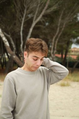 Doğada farklı yüz ifadeleri yapan bir çocuk..