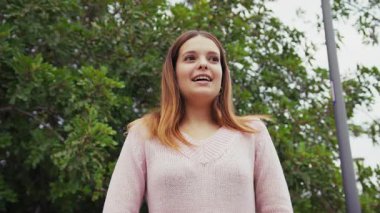 Doğada farklı yüz ifadeleri yapan bir kız..