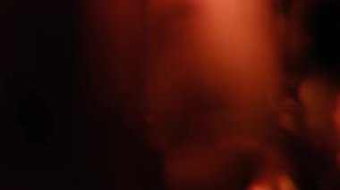 Siyah üzerine parlayan turuncu gerçek ışık sızıntısı.