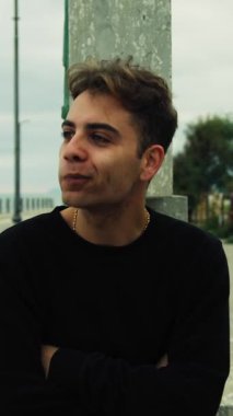 Doğada farklı yüz ifadeleri yapan bir çocuk..