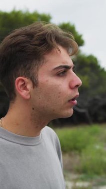 Doğada farklı yüz ifadeleri yapan bir çocuk..