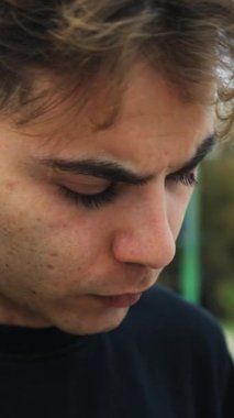 Doğada farklı yüz ifadeleri yapan bir çocuk..