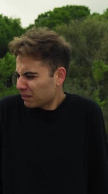 Doğada farklı yüz ifadeleri yapan bir çocuk..