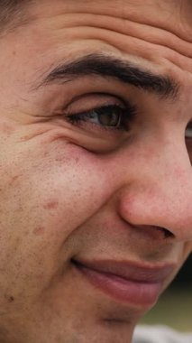 Doğada farklı yüz ifadeleri yapan bir çocuk..