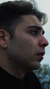 Doğada farklı yüz ifadeleri yapan bir çocuk..