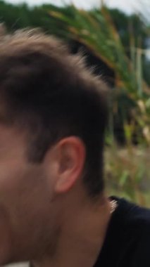 Doğada farklı yüz ifadeleri yapan bir çocuk..