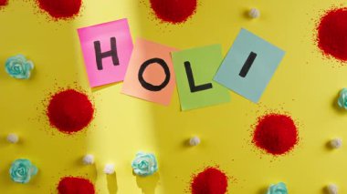 Gri arkaplanda Holi festivali için yazılmış mektuplar.