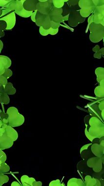 Siyah Arkaplanda Aziz Patrick Günü için Kopya Boşluğu olan yoncalar çerçevesi.