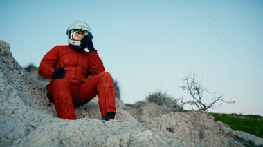 Turuncu elbiseli astronot düşman bir gezegene indi.