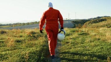 Turuncu elbiseli astronot düşman bir gezegene indi..