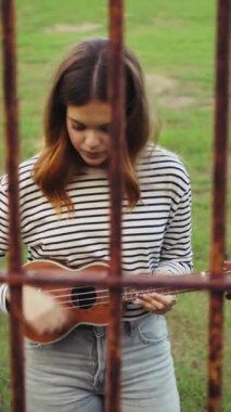 Mutlu kız doğada gitar çalıyor..