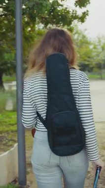 Mutlu kız doğada gitar çalıyor..