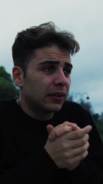 Doğada farklı yüz ifadeleri yapan bir çocuk..