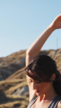 Kırsalda Kırmızı Elbiseyle Dans Eden Genç Kadınlar.