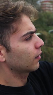 Doğada farklı yüz ifadeleri yapan bir çocuk..