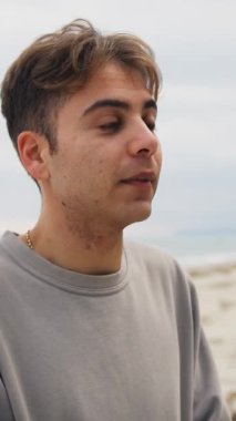 Doğada farklı yüz ifadeleri yapan bir çocuk..