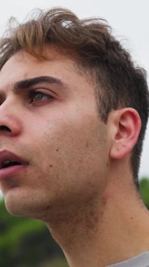 Doğada farklı yüz ifadeleri yapan bir çocuk..