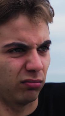 Doğada farklı yüz ifadeleri yapan bir çocuk..