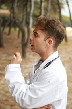 Doğada farklı yüz ifadeleri yapan bir çocuk..