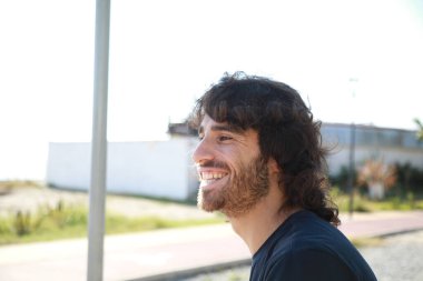 Genç Adam Doğada Yüz İfadesi Yapıyor.