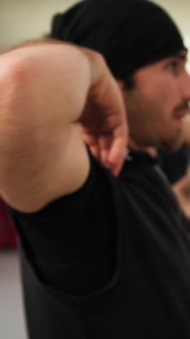 İki çocuk içeride basketbol oynuyor..