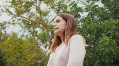 Doğada farklı yüz ifadeleri yapan bir kız..