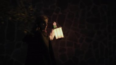 Bulutlu bir günde kırsalda pelerinli genç bir kadın..