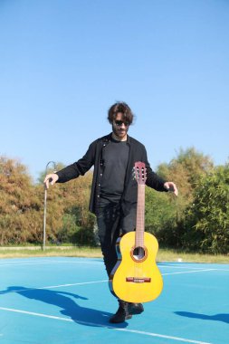 Parkta klasik gitar çalan adam..