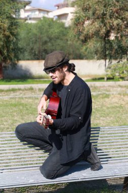 Parkta klasik gitar çalan adam..