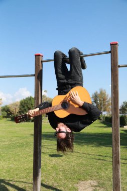 Parkta klasik gitar çalan adam..