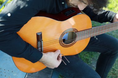 Parkta klasik gitar çalan adam..