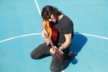 Parkta klasik gitar çalan adam..