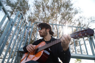 Parkta klasik gitar çalan adam..