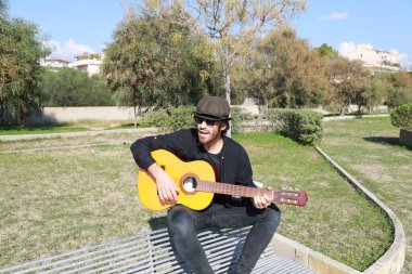 Parkta klasik gitar çalan adam..