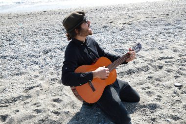 Parkta klasik gitar çalan adam..