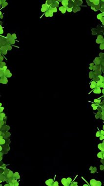 Siyah Arkaplanda Aziz Patrick Günü için Kopya Boşluğu olan yoncalar çerçevesi.