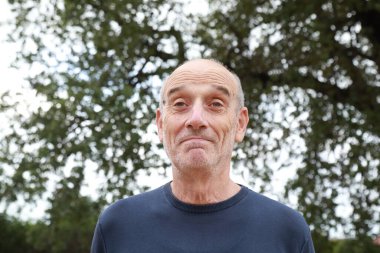 Gülümseyen yaşlı adam kırsal kesimde sinsice evet diyor..