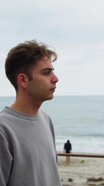 Doğada farklı yüz ifadeleri yapan bir çocuk..