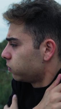 Doğada farklı yüz ifadeleri yapan bir çocuk..